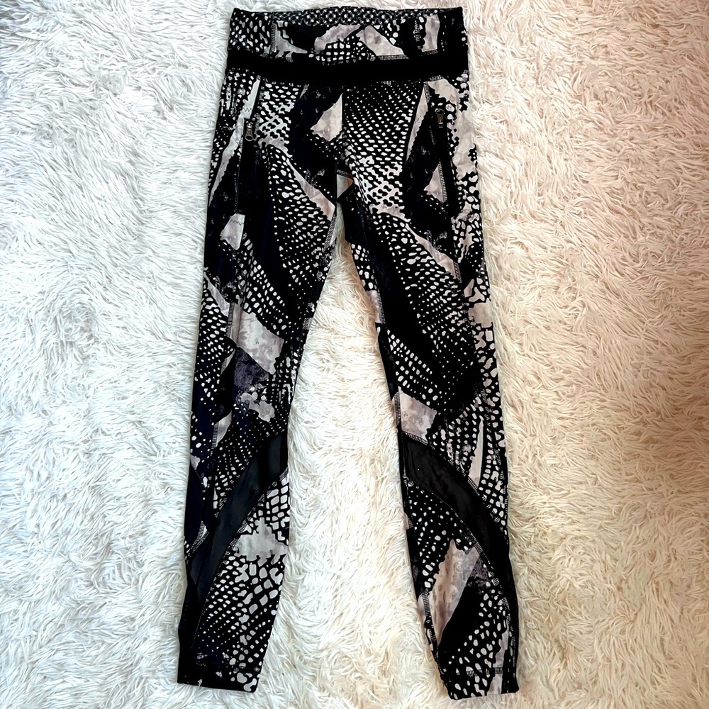 lululemon ankle length leggings. mesh and zipper pockets